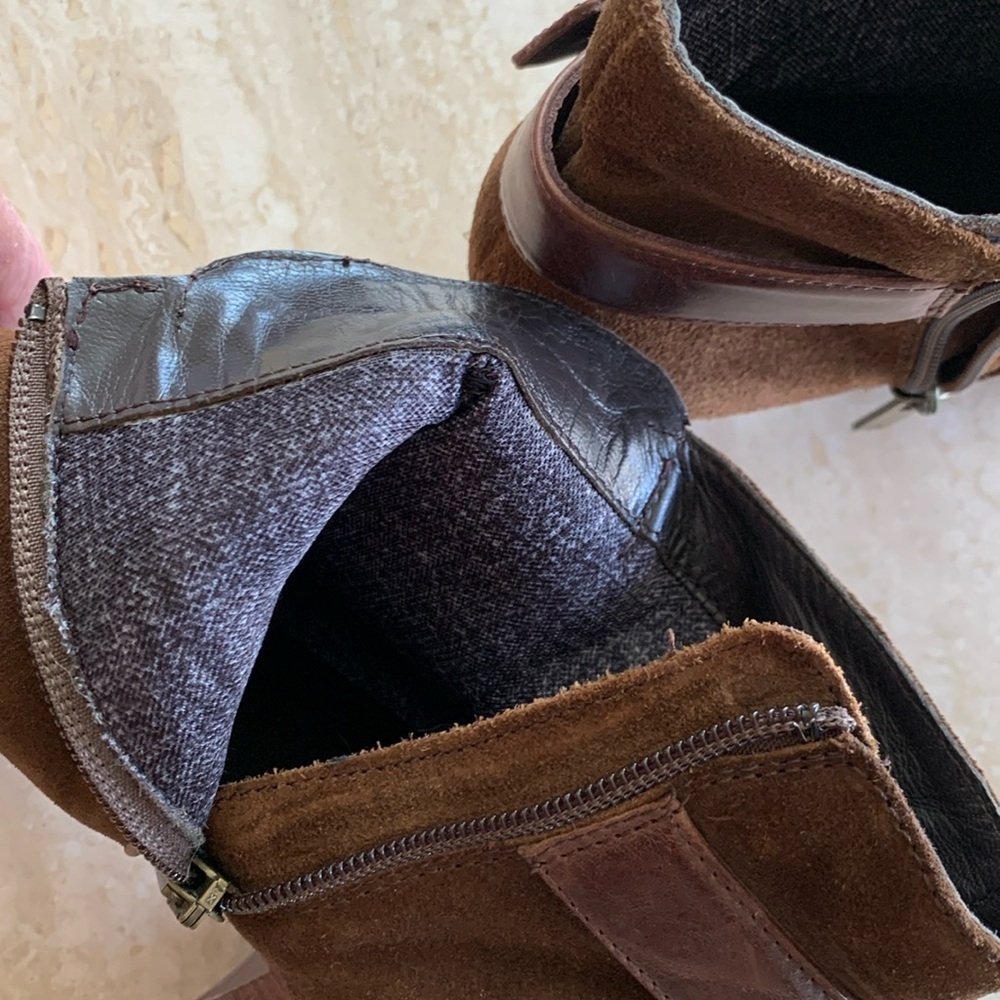 AQUATALIA brown ankle boots, suede leather trim, inside zip, 2” block heels. 9 - Picture 12 of 17